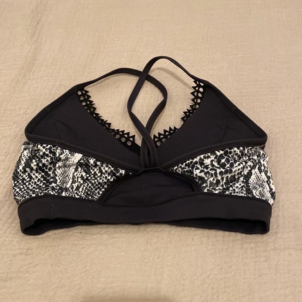 TRACK & BLISS TWO SIDE SPORT BRA. Black & sneake print . Size S